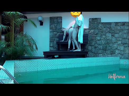 ❤️ Pomo kutsuu piian uima-altaalle, mutta ei voinut vastustaa kuumaa ️❌ Vittu video at us ❌